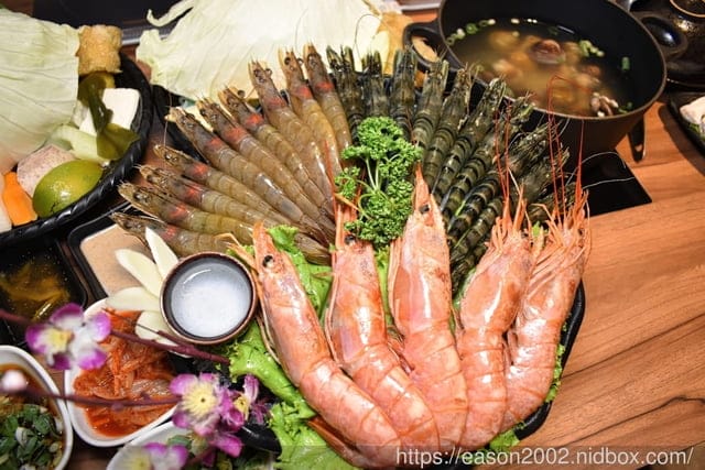 捷運淡水線竹圍站美食。＃鰭川四季鍋物。敲碗激推，來店消費，主餐免費續盤（份量一模一樣）