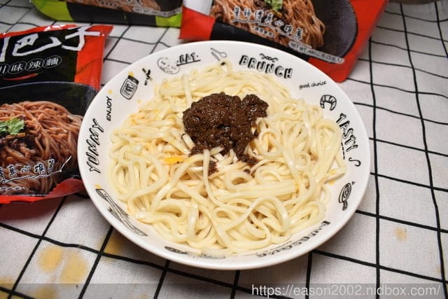 川巴子乾拌麵。快速即食的香Q麵條＆調味，待在家免出門，就可以享受美味