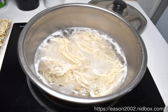 川巴子乾拌麵。快速即食的香Q麵條＆調味，待在家免出門，就可以享受美味