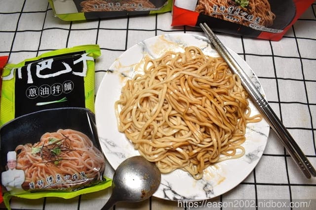 川巴子乾拌麵。快速即食的香Q麵條＆調味，待在家免出門，就可以享受美味