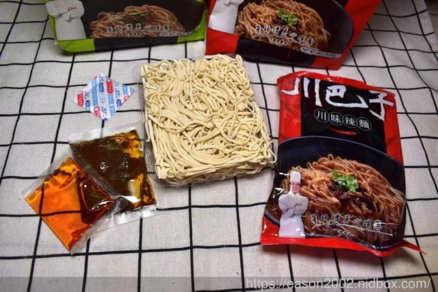 川巴子乾拌麵。快速即食的香Q麵條＆調味，待在家免出門，就可以享受美味