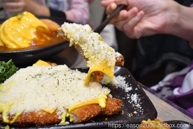 新店咖理飯推薦。迎食流-新店大坪林店。好吃平價的咖理飯，可加醬加飯，無限量供應熱麥茶&湯品
