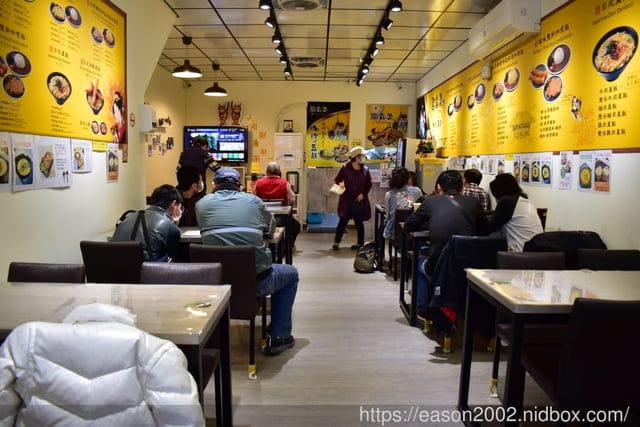 新店咖理飯推薦。迎食流-新店大坪林店。好吃平價的咖理飯，可加醬加飯，無限量供應熱麥茶&湯品