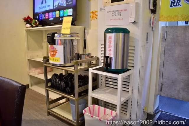 新店咖理飯推薦。迎食流-新店大坪林店。好吃平價的咖理飯，可加醬加飯，無限量供應熱麥茶&湯品
