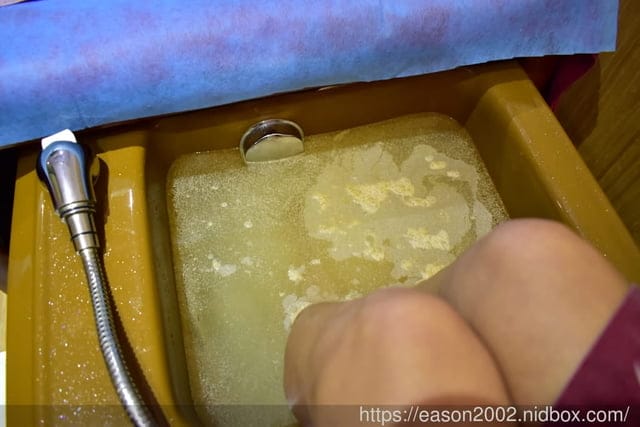 板橋按摩。山本足體養生會館。特別的水晶泥泡腳，程序1小時，雙足暖呼呼。躺著休憩一下，舒服又暖和
