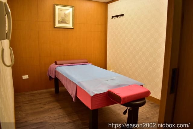 板橋按摩。山本足體養生會館。特別的水晶泥泡腳，程序1小時，雙足暖呼呼。躺著休憩一下，舒服又暖和