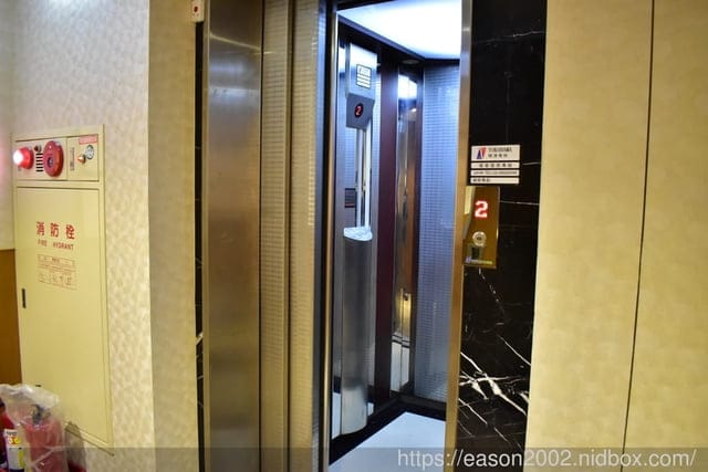 板橋按摩。山本足體養生會館。特別的水晶泥泡腳，程序1小時，雙足暖呼呼。躺著休憩一下，舒服又暖和