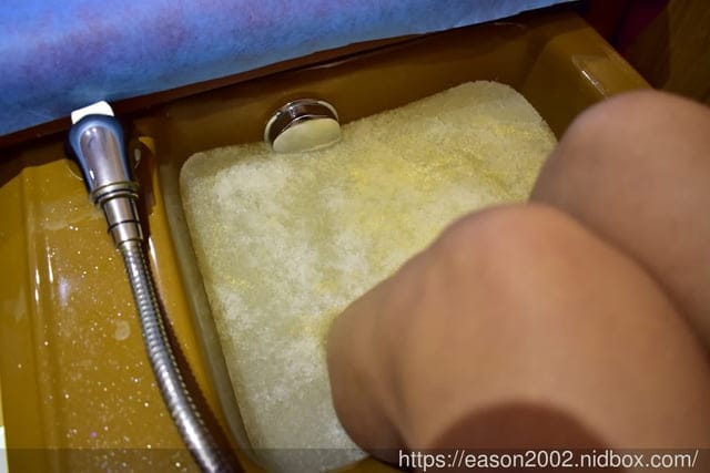 板橋按摩。山本足體養生會館。特別的水晶泥泡腳，程序1小時，雙足暖呼呼。躺著休憩一下，舒服又暖和