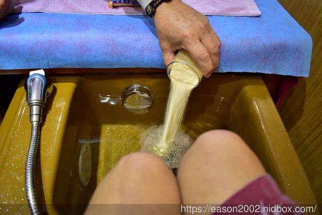板橋按摩。山本足體養生會館。特別的水晶泥泡腳，程序1小時，雙足暖呼呼。躺著休憩一下，舒服又暖和