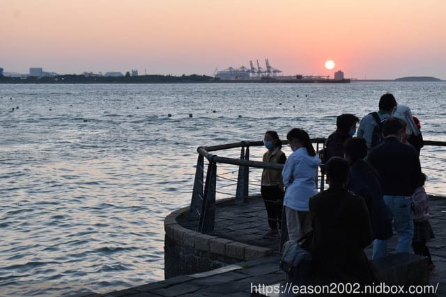 淡水「河景第一排」浪漫夕陽打卡新熱點。＃時光樹影。日式洋小屋老宅變身絕美景觀餐廳。在地小農食材私房主廚台菜，坐擁淡水河畔絕美景觀。特選在地小農新鮮食材質感甜點屋