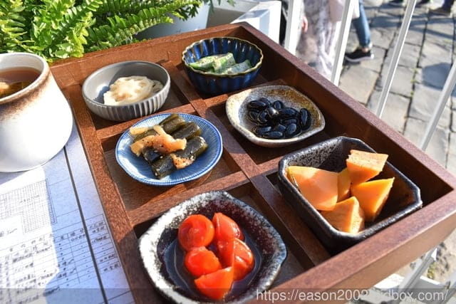 淡水「河景第一排」浪漫夕陽打卡新熱點。＃時光樹影。日式洋小屋老宅變身絕美景觀餐廳。在地小農食材私房主廚台菜，坐擁淡水河畔絕美景觀。特選在地小農新鮮食材質感甜點屋