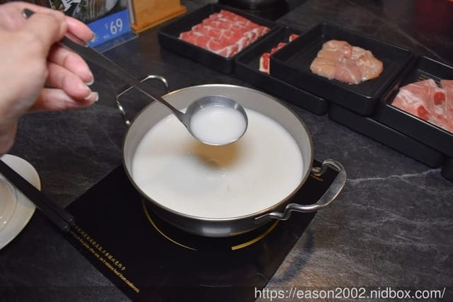 台北中山平價火鍋吃到飽推薦。＃什玖鍋物。NT＄299吃到飽，免費享用蔬食火鍋料自助吧/飲料吧。飯後還有免費霜淇淋可以吃