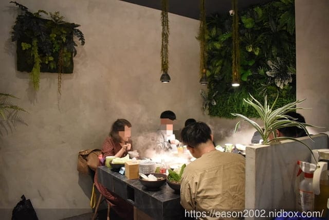 台北網美火鍋店推薦。＃鍋吉拉精緻鍋物。近南港捷運站步行8分鐘腳程。飲料＆冰淇淋無限量供應。帶你進入恐龍世界，恐龍控最愛火鍋店