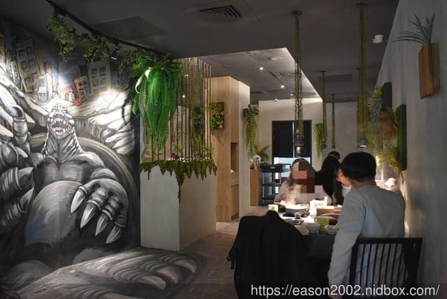 台北網美火鍋店推薦。＃鍋吉拉精緻鍋物。近南港捷運站步行8分鐘腳程。飲料＆冰淇淋無限量供應。帶你進入恐龍世界，恐龍控最愛火鍋店