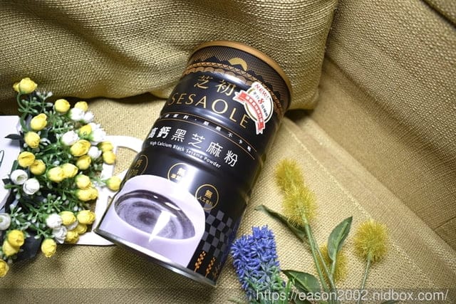 芝初高鈣黑芝麻粉罐裝380g。8倍細緻，小分子，快速溶解，好吸收。比牛奶高17倍鈣含量，輕鬆補鈣，好幫手