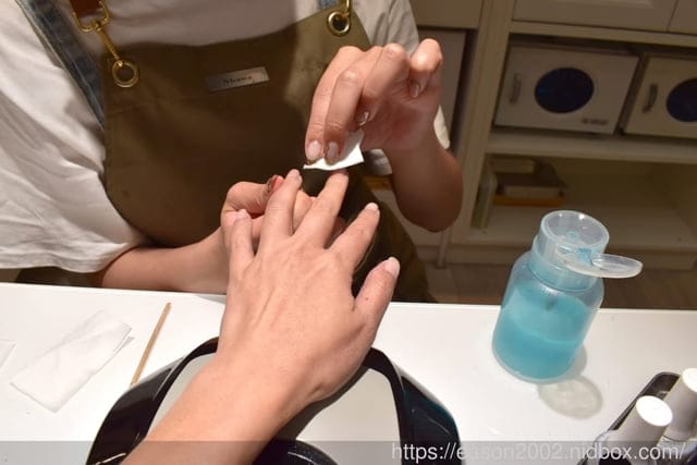 台北內湖美甲光療推薦。＃帔蘿美甲Pearl Nail。美甲同時呵護滋潤雙手，乾淨舒適的美甲空間