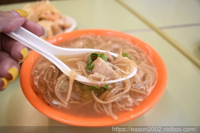 板橋中山公園麵線（淡水店）。淡水麵線推薦。綜合麵線＋臭豆腐＋涼麵。一年四季都合宜的銅板價美食