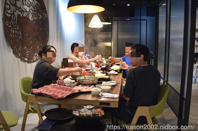 中和火鍋。燙燙極緻涮涮鍋 中和店。食材新鮮嚴選，湯頭選擇多樣化。肉品超大盤，份量飽足
