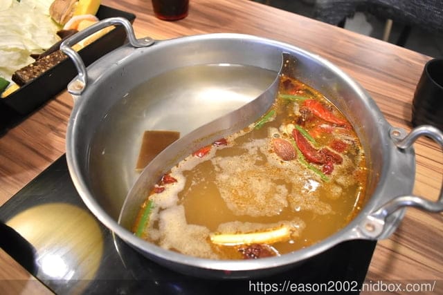 中和火鍋。燙燙極緻涮涮鍋 中和店。食材新鮮嚴選，湯頭選擇多樣化。肉品超大盤，份量飽足