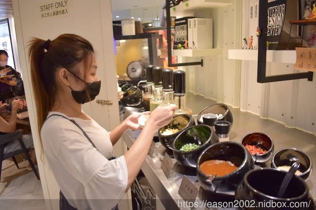 中和火鍋。燙燙極緻涮涮鍋 中和店。食材新鮮嚴選，湯頭選擇多樣化。肉品超大盤，份量飽足