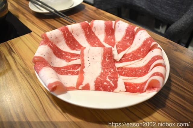 中和火鍋。燙燙極緻涮涮鍋 中和店。食材新鮮嚴選，湯頭選擇多樣化。肉品超大盤，份量飽足