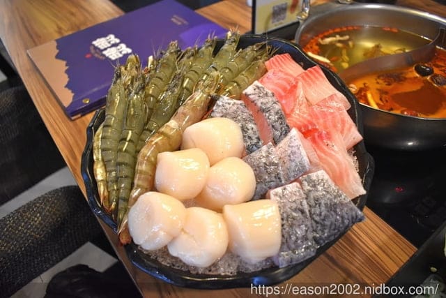 中和火鍋。燙燙極緻涮涮鍋 中和店。食材新鮮嚴選，湯頭選擇多樣化。肉品超大盤，份量飽足