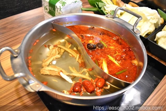 中和火鍋。燙燙極緻涮涮鍋 中和店。食材新鮮嚴選，湯頭選擇多樣化。肉品超大盤，份量飽足