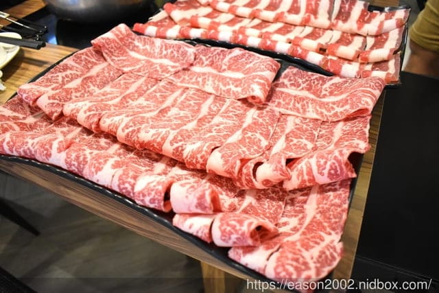 中和火鍋。燙燙極緻涮涮鍋 中和店。食材新鮮嚴選，湯頭選擇多樣化。肉品超大盤，份量飽足
