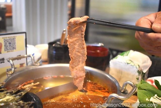 中和火鍋。燙燙極緻涮涮鍋 中和店。食材新鮮嚴選，湯頭選擇多樣化。肉品超大盤，份量飽足