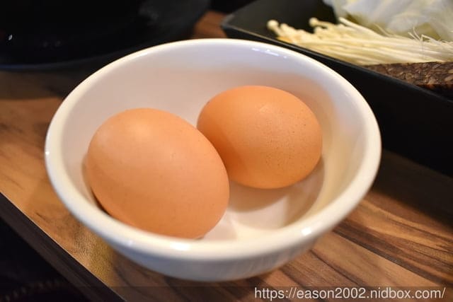 中和火鍋。燙燙極緻涮涮鍋 中和店。食材新鮮嚴選，湯頭選擇多樣化。肉品超大盤，份量飽足