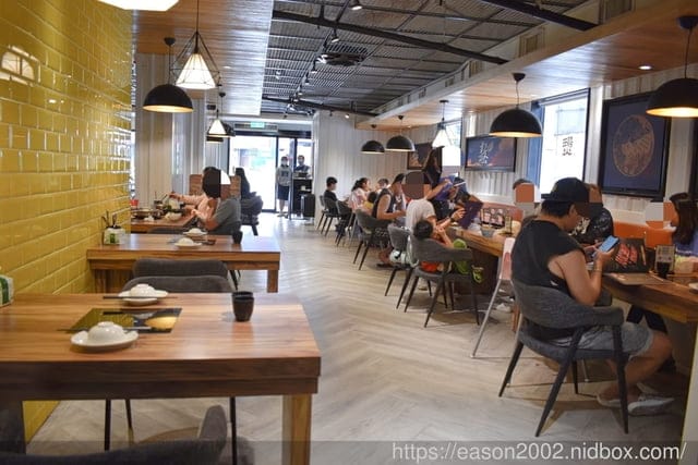 中和火鍋。燙燙極緻涮涮鍋 中和店。食材新鮮嚴選，湯頭選擇多樣化。肉品超大盤，份量飽足