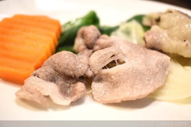 中和火鍋。燙燙極緻涮涮鍋 中和店。食材新鮮嚴選，湯頭選擇多樣化。肉品超大盤，份量飽足