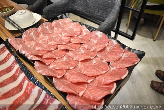 中和火鍋。燙燙極緻涮涮鍋 中和店。食材新鮮嚴選，湯頭選擇多樣化。肉品超大盤，份量飽足