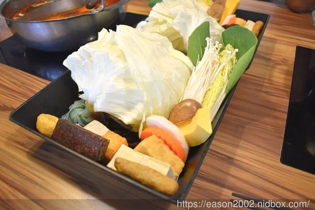 中和火鍋。燙燙極緻涮涮鍋 中和店。食材新鮮嚴選，湯頭選擇多樣化。肉品超大盤，份量飽足