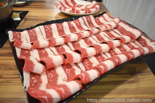 中和火鍋。燙燙極緻涮涮鍋 中和店。食材新鮮嚴選，湯頭選擇多樣化。肉品超大盤，份量飽足