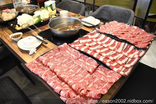 中和火鍋。燙燙極緻涮涮鍋 中和店。食材新鮮嚴選，湯頭選擇多樣化。肉品超大盤，份量飽足