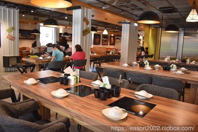 中和火鍋。燙燙極緻涮涮鍋 中和店。食材新鮮嚴選，湯頭選擇多樣化。肉品超大盤，份量飽足