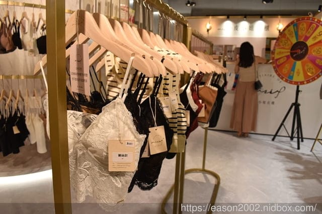 台北信義新天地。#皮小姐衣櫃 。內衣、BRATOP等內著服飾。內衣試穿心得分享