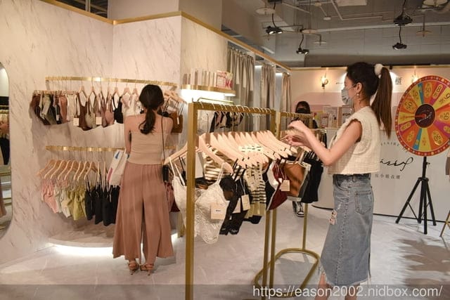 台北信義新天地。#皮小姐衣櫃 。內衣、BRATOP等內著服飾。內衣試穿心得分享
