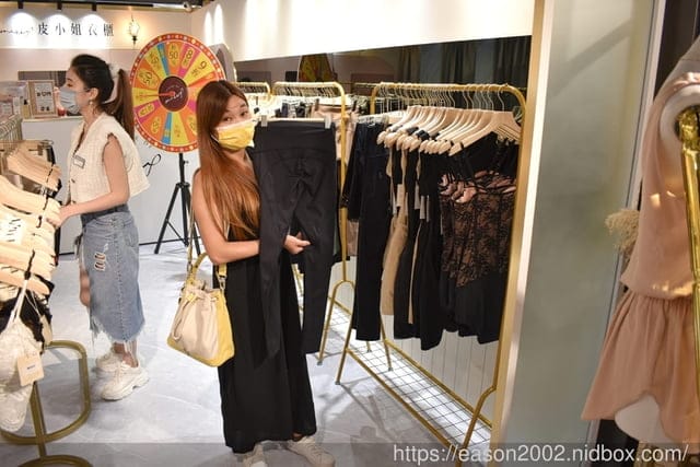 台北信義新天地。#皮小姐衣櫃 。內衣、BRATOP等內著服飾。內衣試穿心得分享