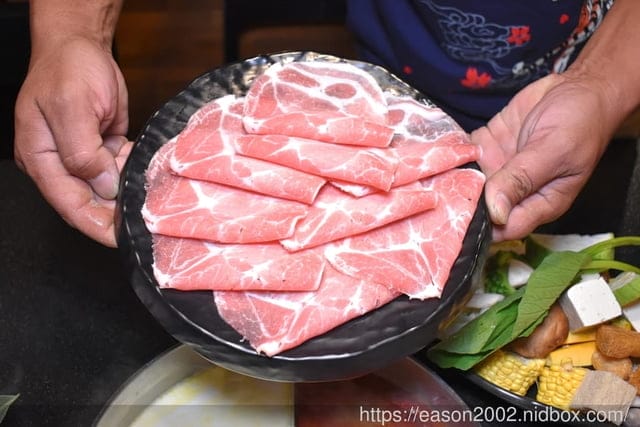 台北火鍋推薦。火鍋第一品牌，樂多多集團。肉多多火鍋松山健康營業所。三人行，必有麻辣吃。三份套餐即贈一鍋，爆炒川府麻辣鍋。打卡再送肉，吃好吃滿