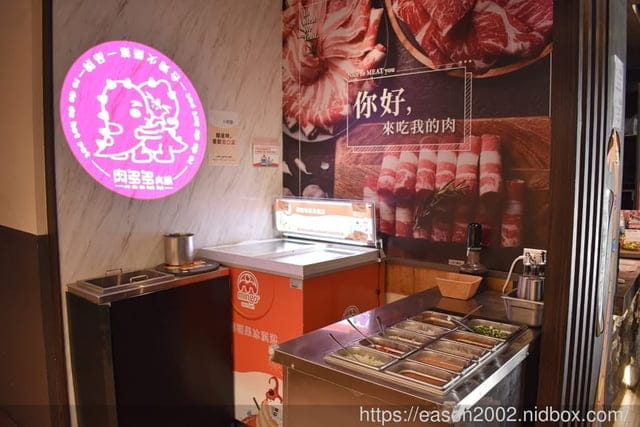 台北火鍋推薦。火鍋第一品牌，樂多多集團。肉多多火鍋松山健康營業所。三人行，必有麻辣吃。三份套餐即贈一鍋，爆炒川府麻辣鍋。打卡再送肉，吃好吃滿