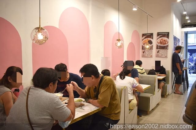 台北甜品推薦。#何家甜品舖 公館汀洲店。創意冰品，猪血糕花生雪花冰。食材嚴選，精心製程，讓甜品口感精緻細膩