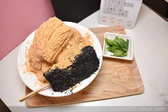 台北甜品推薦。#何家甜品舖 公館汀洲店。創意冰品，猪血糕花生雪花冰。食材嚴選，精心製程，讓甜品口感精緻細膩