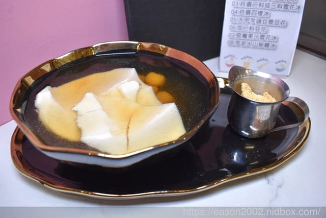 台北甜品推薦。#何家甜品舖 公館汀洲店。創意冰品，猪血糕花生雪花冰。食材嚴選，精心製程，讓甜品口感精緻細膩