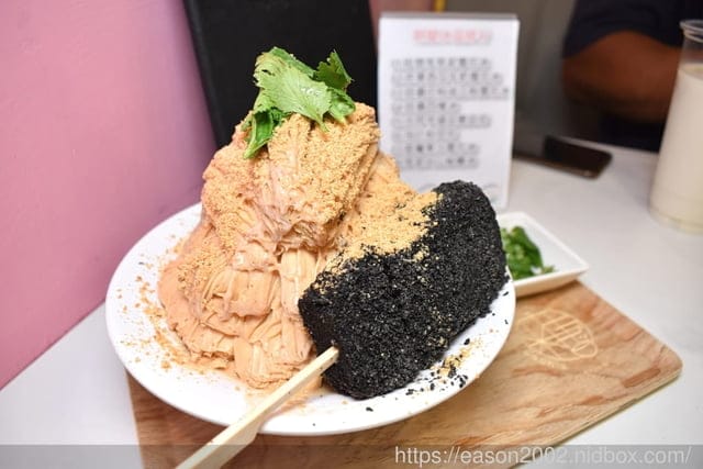 台北甜品推薦。#何家甜品舖 公館汀洲店。創意冰品，猪血糕花生雪花冰。食材嚴選，精心製程，讓甜品口感精緻細膩