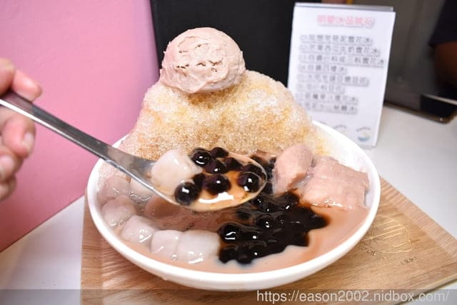 台北甜品推薦。#何家甜品舖 公館汀洲店。創意冰品，猪血糕花生雪花冰。食材嚴選，精心製程，讓甜品口感精緻細膩