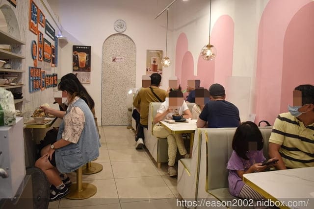 台北甜品推薦。#何家甜品舖 公館汀洲店。創意冰品，猪血糕花生雪花冰。食材嚴選，精心製程，讓甜品口感精緻細膩