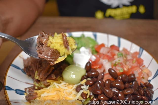 內湖taco，捲餅，薄餅burrito。RJK羅傑斯墨西哥廚房。全手作醬料，沾醬，主食，口味清爽不油膩。近港墘站1號出口