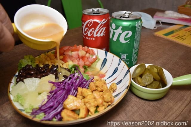 內湖taco，捲餅，薄餅burrito。RJK羅傑斯墨西哥廚房。全手作醬料，沾醬，主食，口味清爽不油膩。近港墘站1號出口